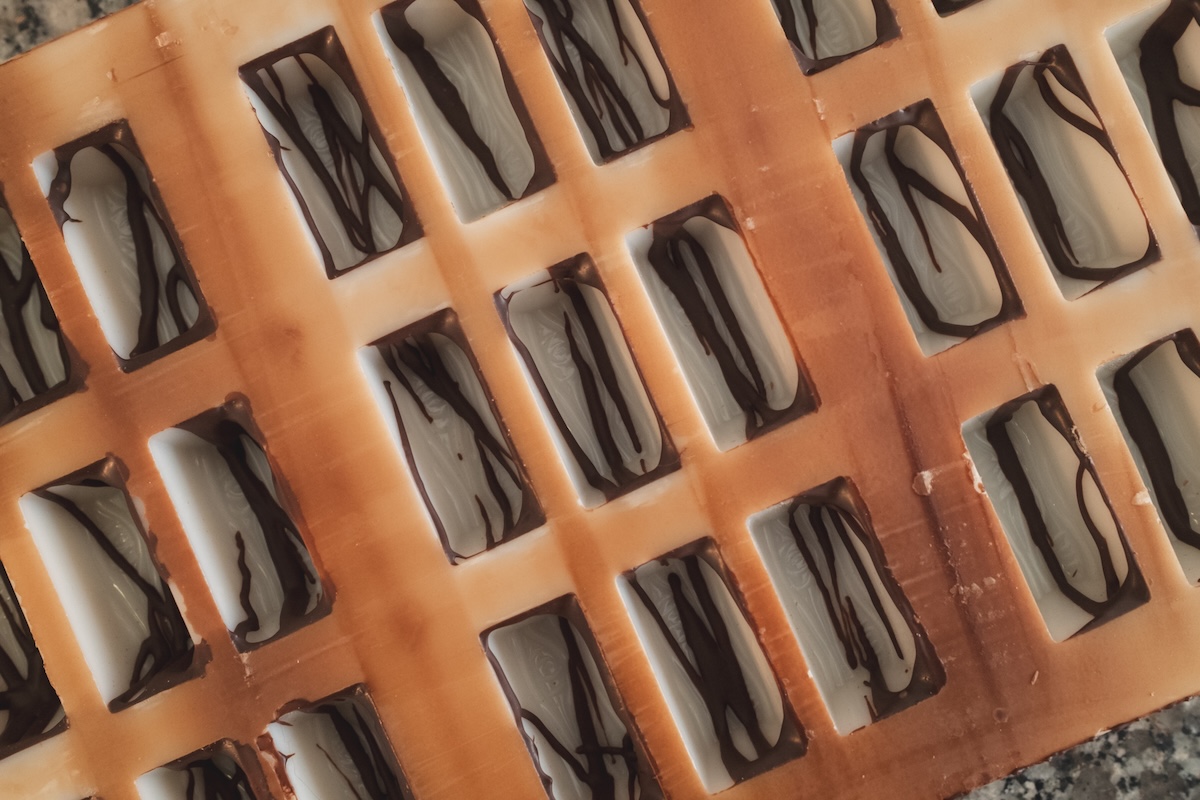 Chocolatière au travail