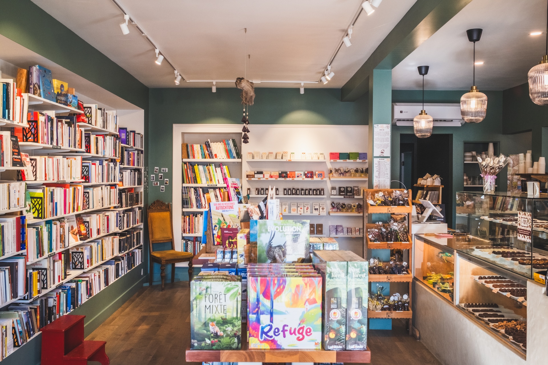 Ambiance café avec jeux de société