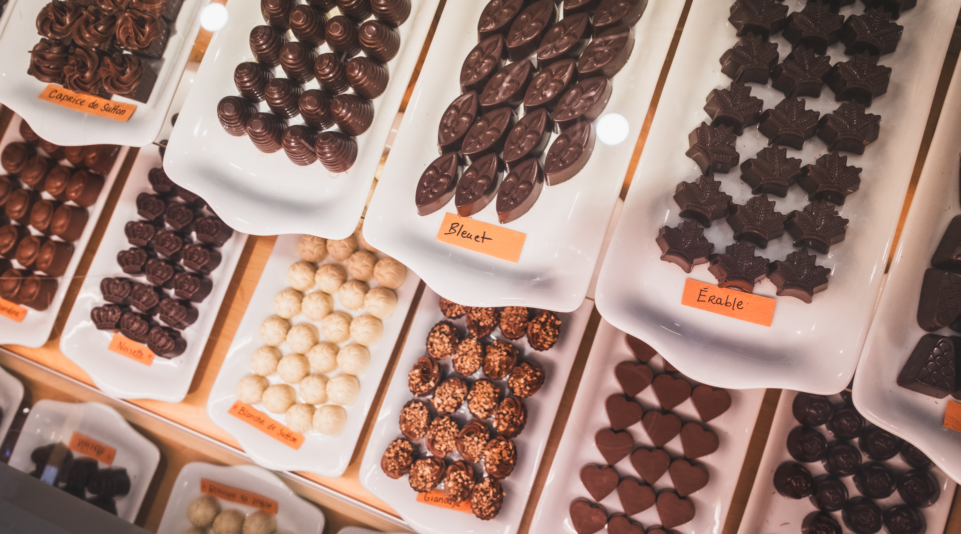 Nos pralines artisanales exposées au comptoir de la chocolaterie