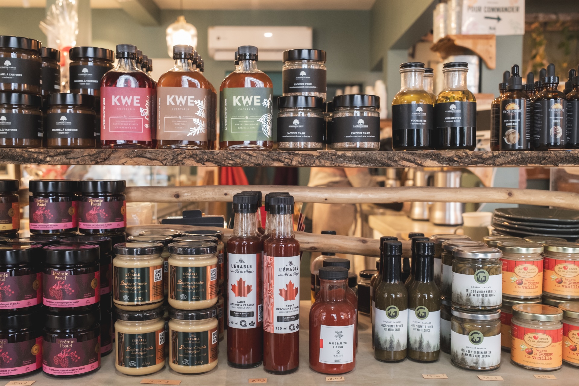 Étagères de l'épicerie forestière avec produits locaux