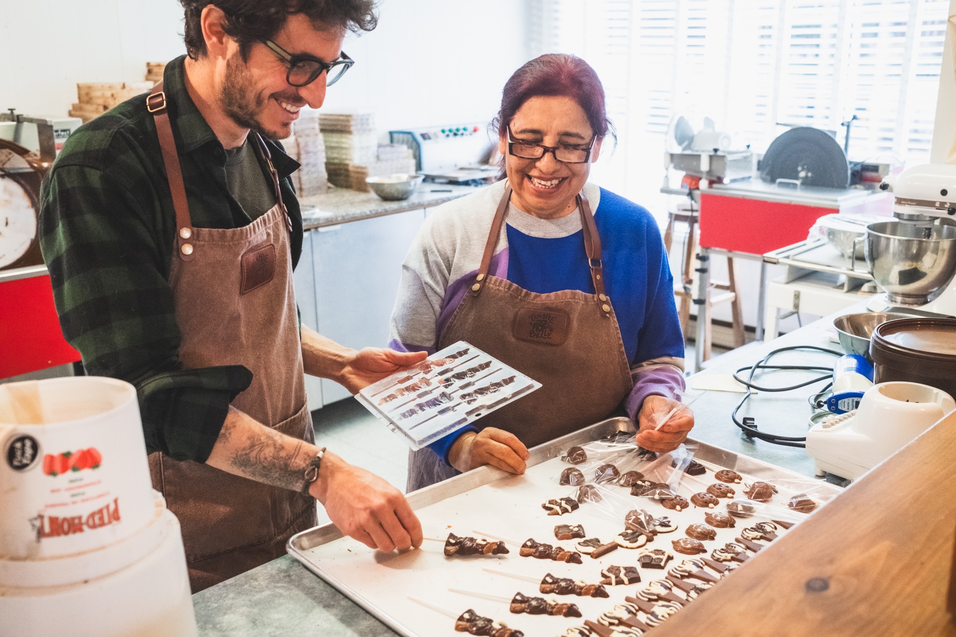 Détail du travail artisanal du chocolat